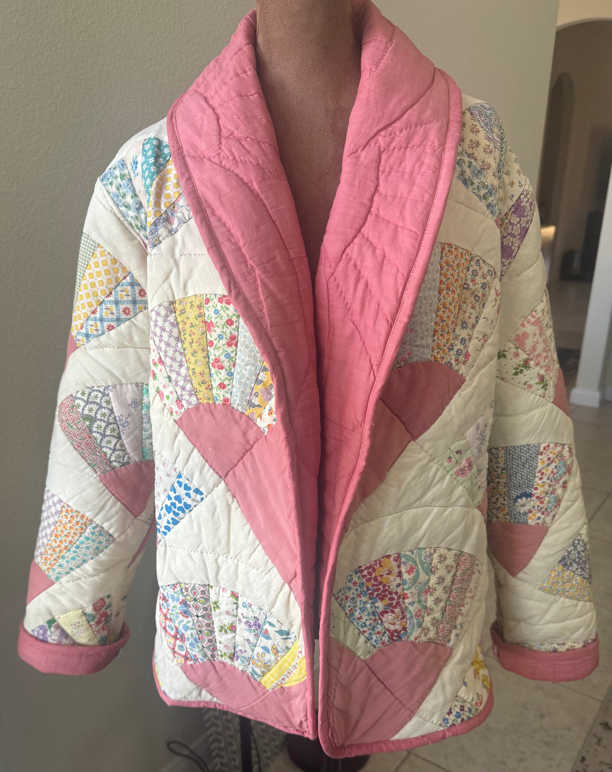 Vintage Mauve Fan Quilt Jacket with lay down Collar.  Size L