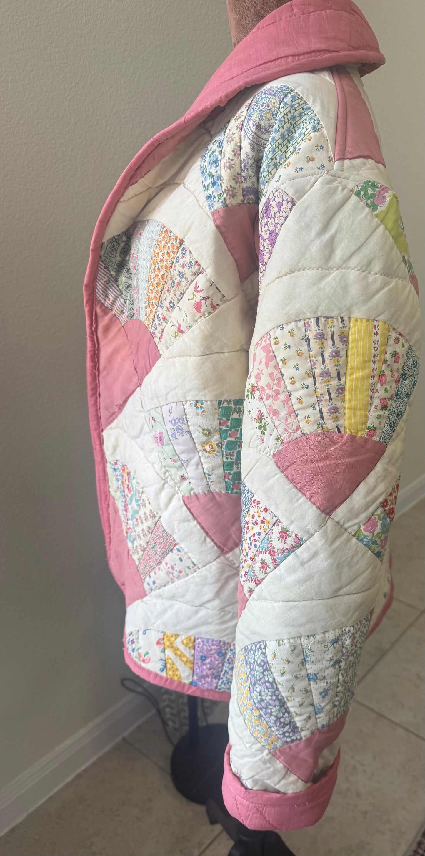 Vintage Mauve Fan Quilt Jacket with lay down Collar.  Size L