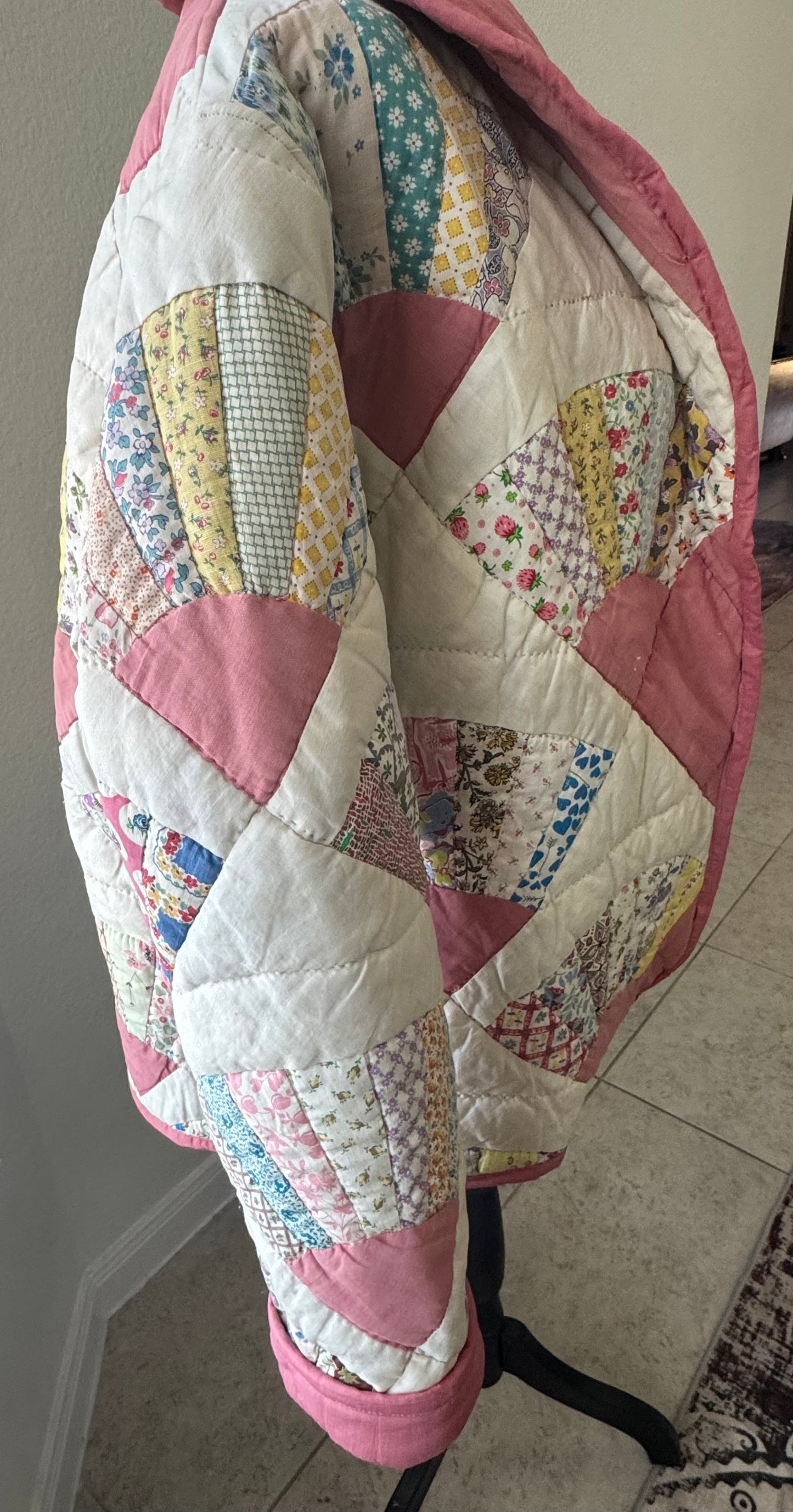 Vintage Mauve Fan Quilt Jacket with lay down Collar.  Size L
