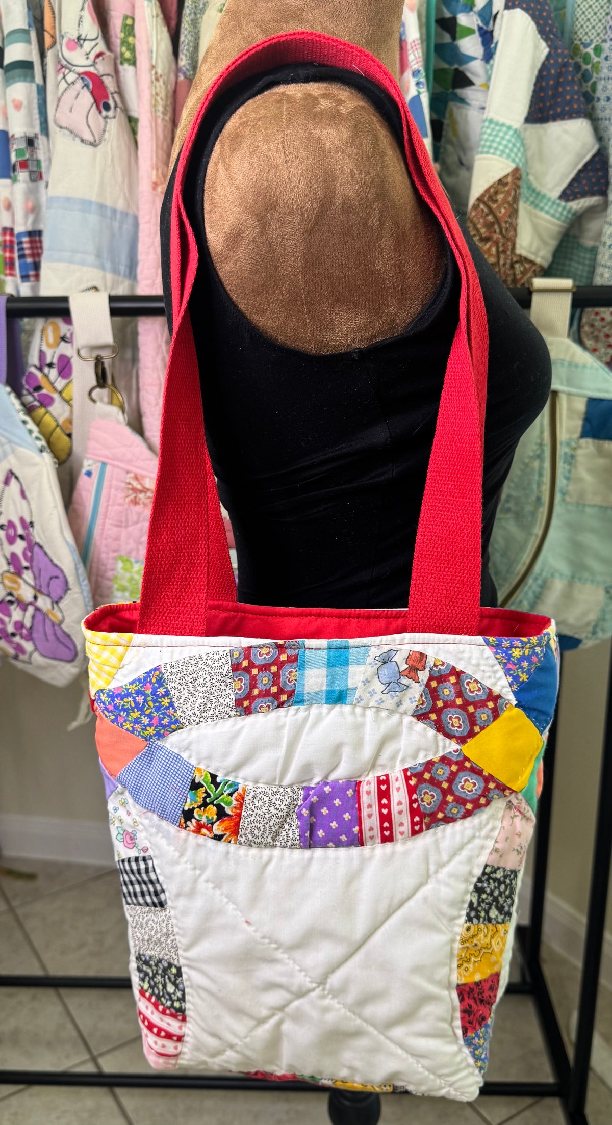 Double wedding ring quilted tote with pockets.