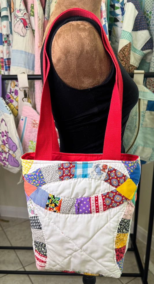 Double wedding ring quilted tote with pockets.